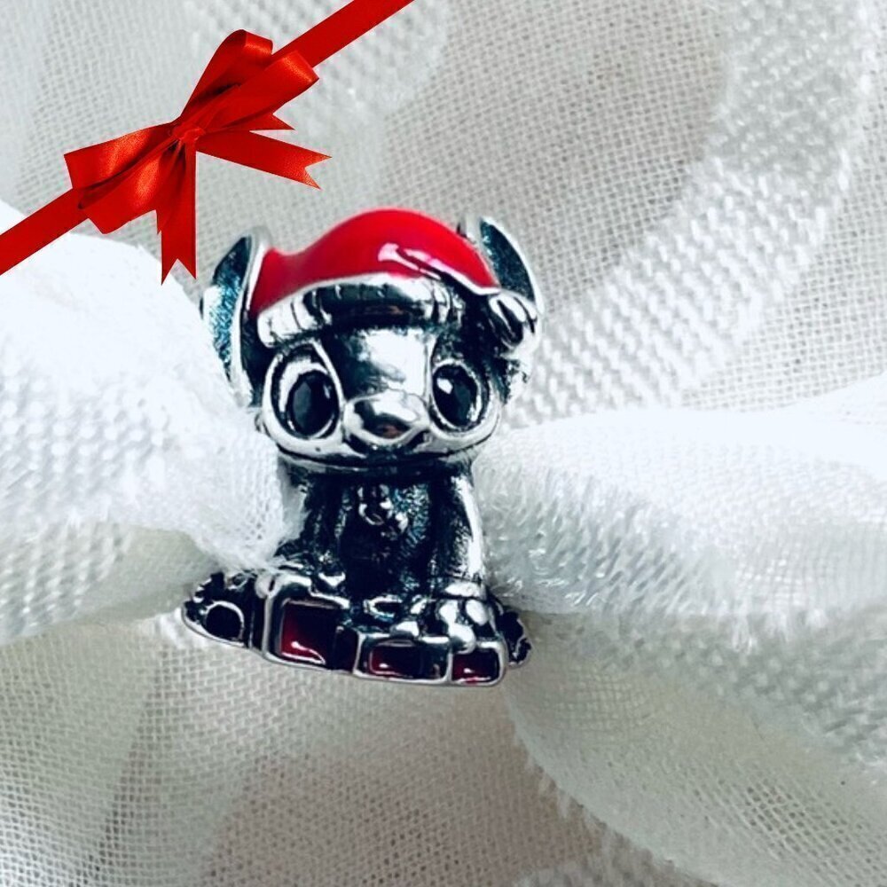🌺 NWOT Stitch Charm – Lilo & Stitch ✨Christmas